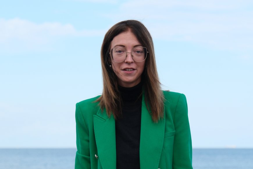 NOTRE ÉQUIPE : Le portrait de Aude PLOUVIEZ